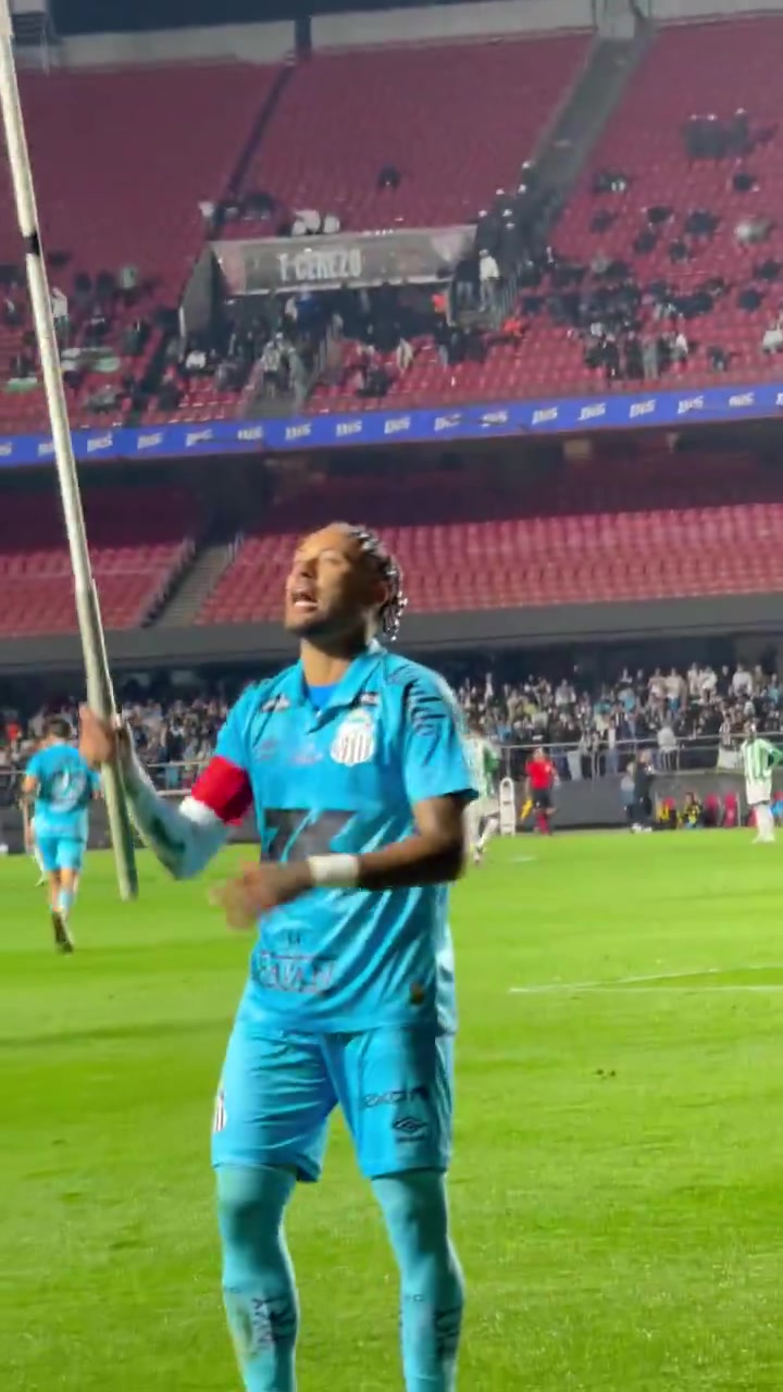 梅开二度！内马尔打进第二球后高举角旗杆庆祝